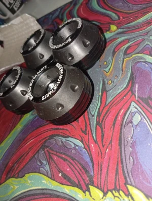 Svarta hjulmuttrar Modified Motorparts - Fyra svarta hjulmuttrar från Modified Motorparts. Tillverkade i metall med text runt kanten och små upphöjda detaljer. Passar till bil eller motorcykel för dig som vill ha en sportig look.