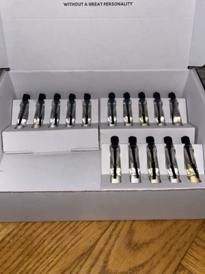 Essnce parfym test  - Säljer ett set med 15 parfymprover från Essnce i 2ml flaskor. En blandning av olika gourmand, fruktiga/blommiga och fräscha dofter. Perfekt för dig som vill testa flera parfymer innan du bestämmer dig för en favorit. Egentligt pris 45 kr/styck. Dofterna innefattar: Jardin de flora, Oh darling, Rose rose, Clean vibes, Cotton clouds, High on chai, Cherrylicious, Fizzy mango, Very cherry, Coco on the beach, Eau de caramel, Chocolate chaud, Strawberry eclair, Tarte au citron och Coco bout you. 