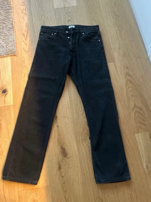 Svarta raka jeans från NN07 - Svarta jeans från NN07 med rak passform. Nypris 1700