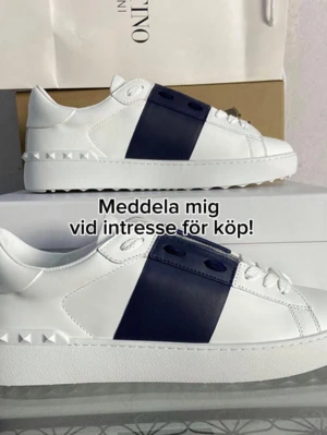 Valentino skor - Meddela mig här på vinted om du har intresse för att köpa, få information eller diskutera pris. Finns i många storlekar. Säljs för under 1500 kronor.