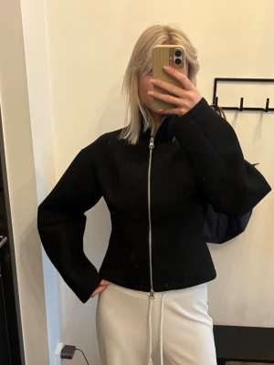 Kofta från Monki  - Supercool scuba kofta/jacka från Monki som är slutsåld. Använd 2 gånger. Passar verkligen till allt! Nypris 499 kr