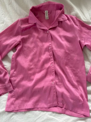 Rosa pyjamas set💞💗 - Rosa pyjamas sett från Lindex i storlek 134-146, men settet är ganska oversized så skulle passa någon som har storlek 146-152 eller 158-164💗