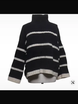 Randig polo stickad tröja - Jätte skön tröja med polo nacke! I stolek xs/s