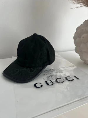 Designer keps - Hej, säljer min snygga designer keps, kepsen är helt oanvänd och passar alla former av evenemang och tillfällen. Fraktar idag!