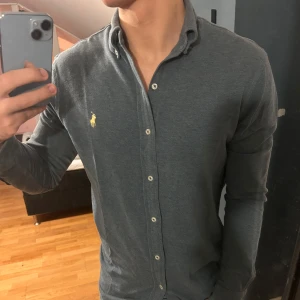Ralph Lauren Skjorta - Hej! Säljer min stiliga Ralph Lauren skjorta i storlek M som är perfekt för det kallare vädret. Släng iväg ett meddelande vid frågor och funderingar!