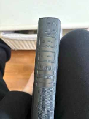 Svart Bibel med präglad text - Säljer en svart Bibel med präglad text på omslaget och ryggen. Boken har ett tåligt omslag i konstläder och rundade hörn. Perfekt för dig som vill ha en stilren och klassisk version av Bibeln. Innehåller bokmärkesband i lila.