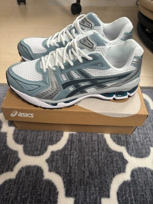 Asics gel kayano 14 white fjord grey - Säljer dessa fina Asics som är perfekt nu inför sommaren. Det står stl 43.5. Men passar dig som har storlek 43. Skriv vid intresse 