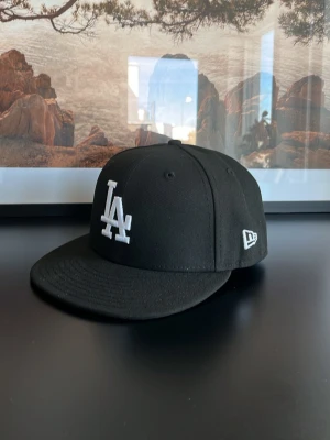 L.A DODGERS keps  - Nyskick. Säljer den för jag köpte fel storlek. Storlek på kepsen: 7, 1/8. 56.8cm Köpt från Hatstore skickar med hatstore lådan. Helt ny endast testad.