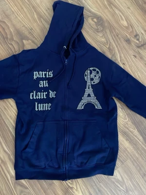 Bling lucid  - Skitsnygg rhinestone hoodie med dragkedja i mycket gott skick. Endast använd kanske 2-3 gånger 