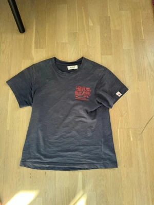  Replay Blue Jeans t-shirt - Snygg mörkblå t-shirt från Replay med röd tryckt logga på bröstet och stor text på ryggen. Klassisk passform