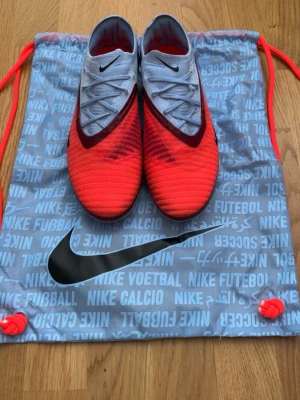 Nike Phantom Elite Ag - Använda 1 träning, nyskick. Säljer pga för små för mig. Storlek 40. Skopåse och kartong medföljer.