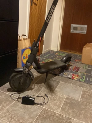 NAVEE elscooter med laddare - Säljer nu min el-scooter den är i ganska bra skick det är också ganska bra för att spara tid och ta sig till skolan eller runt stan allt funkar som det ska laddare ingår så klart. hjulen är ny pumpade den har en app för att låsa den eller se vart Socootern är om det blir stulen.  SKRIV OM NI HAR FRÅGOR 