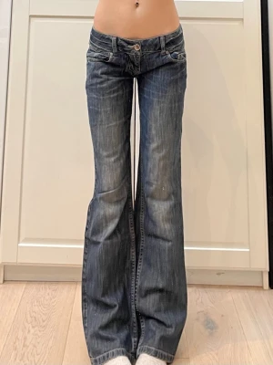 Lågmidjade vintage bootcut jeans  - Mått finns på bilderna🩷inga uppenbara defekter. Jag är xs o 170 och håller in i midja rumpa lår på bilderna 