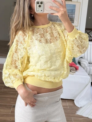 Ljusgul puff-blus  - Uppskattad storlek XS/S. Skickas inom 24h. Se liknande plagg i min profil! 