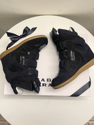 Isabel marants sneakers - De är i helt ny skick och kvitto finns med! ❤️Den kommer med 2 vita dustbag. Boxen kommer jag behålla då jag har ett annnat par, fick de som present men i fel storlek! Kan gå ner i pris vid snabbfär! 💕hör av dig för mera bilder eller om du har funderingar 