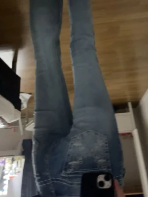 Blå skinny jeans från Gina Tricot - Säljer ett par ljusblå bootcut jeans tall från ginatricot, dem är i bra skick förutom att sömmen har gått up lite mellan benen men de syns inte bakifrån eller fråmifrån och är lätt att sy igen.
