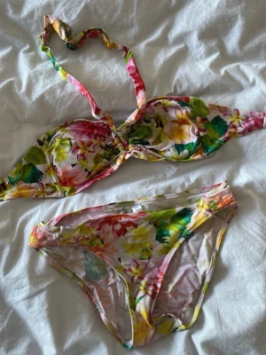 Bikini set - Bikini set med överdel och underdel. Blommigt tropiskt mönster. Den har blivit använd man får välja själv ifall man vill ha underdelen.  #zaralarsson #midnigtsun #hawaii #tropical
