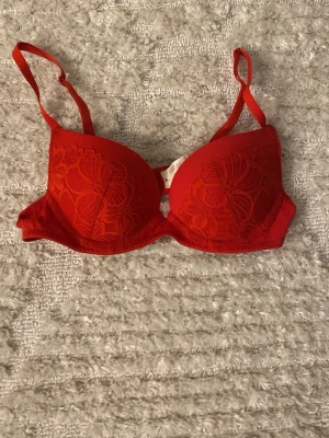 Spets bh - Säljer denna röda spets bh-n då jag aldrig använt och inte kommer därmed. Bh-n bär storleken xs, 80A och man kan justera den. Bh-n har okänt märke då jag inte minns vilken affär jag köpte den från ❤️ 