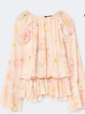 Ljusrosa blommig blus - Somrig blommig blus, i storlek S, från Gina tricot! Mycket bra skick, knappt använd!!💛🩷