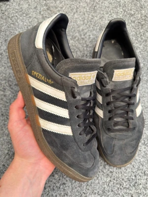 Adidas spezial 43,5 - Säljer dessa supersnygga och trendiga mörkgrå adidas spezial sneakers! Size 43,5. Skick 7/10 lite slitna innuti och under men inget som syns vid användning , hör av dig vid frågor eller andra funderingar 💯