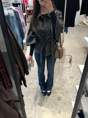Blå bootcut jeans med låg midja - Säljer ett par blå lågmidjade jeans från Zara med bootcut passform. Använt ett par gånger och har jättefin tvätt verkligen. Stretchigt tyg som är skönt att gå i 💕💕Jag är 164 och har 34/XS