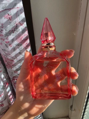 Love Frequency parfym Charlotte Tilbury - 100ml oanvänd parfym, nypris 1819kr. Kolla sista bilden för noter, priset kan diskuteras.