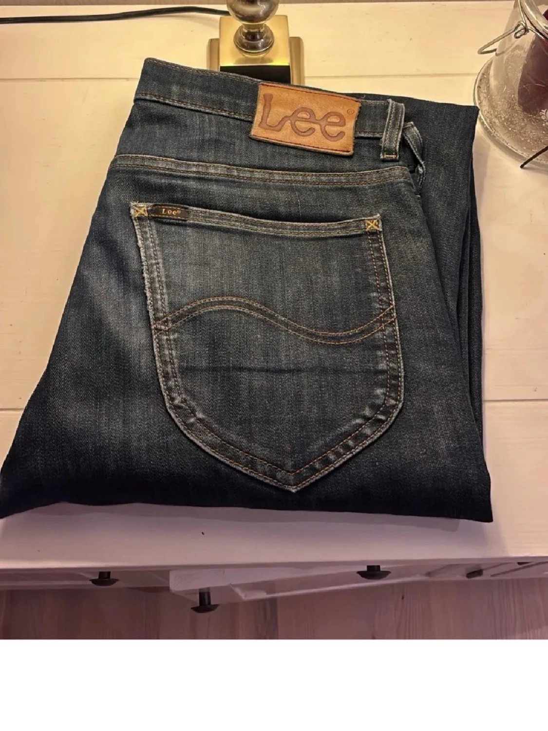 Mörkblå Lee jeans med klassisk passform