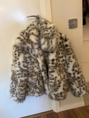 Pälsjacka  - Fusk pälsjacka, använd max 2 gånger 🌻  ▪️ TikTok- Ginise   