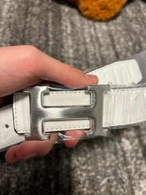 Vit H bälte  - Helt nytt vitt H bälte i 105cm, perfekt tillägg till outfits👍🏼