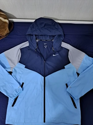 Nike miller - Blå, köptes för inte så länge sedan knappt använd. Storlek M, inga fläckar. Den passar inte mig därför säljer jag den. Äkta köpt på jd, kostar runt 1200.