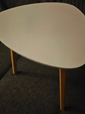 Fin litet bord nytt (oanvänt) ej prisförslag - Helt nytt.  Perfekt som sidobord eller nattduksbord Perfekt vid soffan eller något annat stans bra ställen.  Ek ben. Ingen repor eller skada