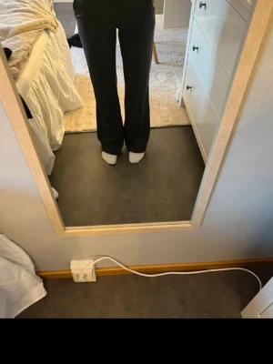 Kostymbyxor Nelly 34 - Säljer dessa kostymbyxor i storlek 34 då dom inte riktigt var för mig, dom har inga fläckar eller skador knappt ens några tecken att dom använts❤️