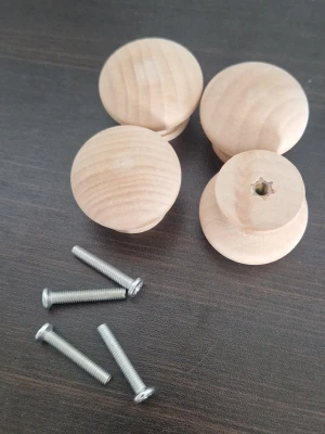 Knoppar I trä - Fyra stycken obehandlade runda knoppar i ljust trä, perfekta som handtag till lådor eller skåp. Medföljer fyra metallskruvar för enkel montering. Knopparna har en slät, naturlig finish och är tillverkade i trä med synlig ådring. Helt nya!