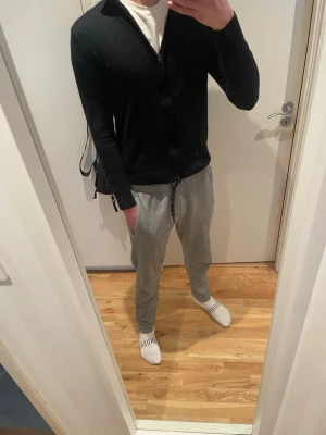 Svart ziptröja från Morris - Blå full zip ifrån these glory of the days. hög krage och hel dragkedja framtill. Tröjan har långa ärmar och ribbade muddar vid ärmslut och nederkant. Inga defekter o sitter bra