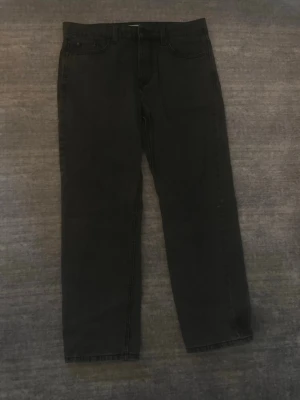 Only n sons - Säljer ett par svarta jeans med edge loose passform och klassisk femficksdesign. Jeansen är tillverkade i denim.