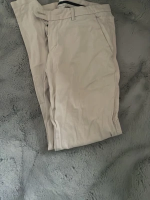 Beige chinos  - Snygga beige chinos från bruun & stengade. Säljs då de inte passar mig! Pris kan diskuteras vid snabb affär! Kontakta mig vid mer bilder eller frågor! 