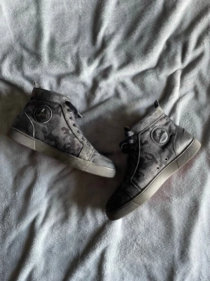 Louboutins - Tjena! Jag säljer ett par riktigt unika camo louboutins i storlek 42,5 🙌 tar byten och prisförslag! 