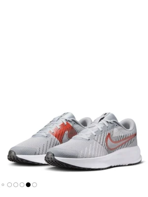 Nike skor herr - Snygga sneakers från Nike i ljusgrå mesh med röd och silverfärgad swoosh på sidan. Skorna har vita sulor och svarta detaljer undertill. Lätta och ventilerande med klassisk snörning och sportig look. Perfekta för dig som gillar stilrena och bekväma sneakers.