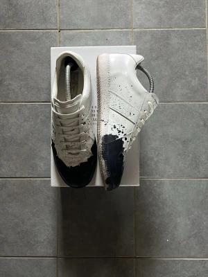 Maison Margiela GATS - Schysst gats perfekt nu till sommaren. Knappast använda som man ser på bilderna. Låda fås med. OBS. Fel låda. Sitter perifer för ni som har 43. Pris ej hugget i sten och vid frågor är det bara att höra av sig😀