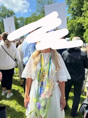 Studentklänning - Vit klänning som passar perfekt till studenten eller examen/skolavslutning! Klänningen är från märken by Malina och nypris är 1300kr! Modellen är slutsåld och säljs inte längre. ☺️ Klänningen är endast använd vit utspringet, inte vid flak på kvällen eller likande vilket innebär att den är i väldigt bra skick! Inga fläckar eller defekter! 💕