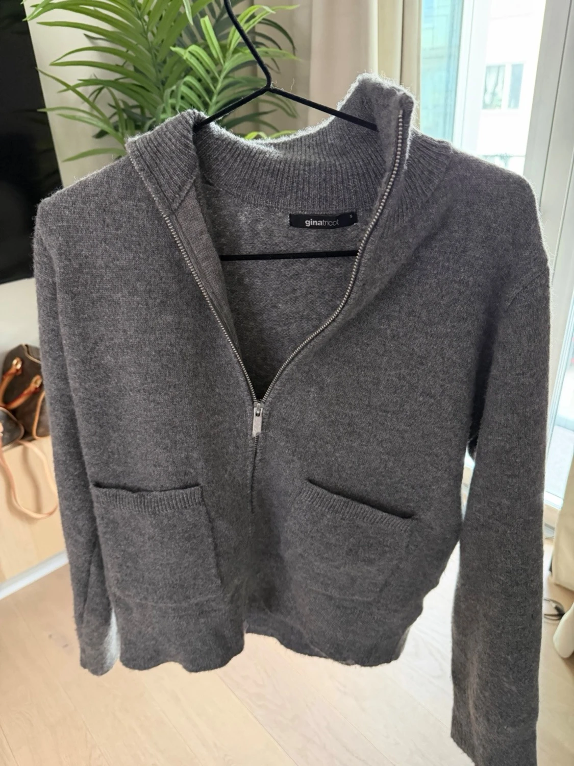 Grå ziptröja från Gina Tricot - 1