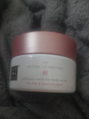Rituals The Ritual of Sakura body scrub - Lyxig kroppsskrubb från Rituals, The Ritual of Sakura, med risextrakt och körsbärsblom. 125g, oanvänd. Katt finns i hemmet. 
