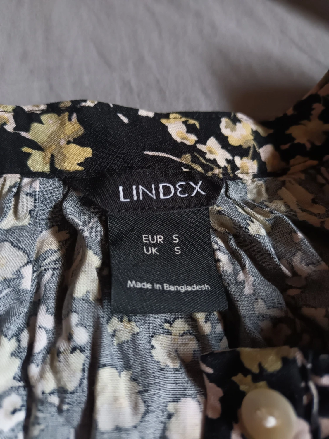 Svart blommig blus från Lindex - 3