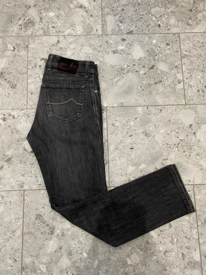 Svarta raka jeans från Jacob Cohen - Jacob Cohën 688 || Storlek 31 || Jeansen är i bra skick || Tveka inte på att höra av dig vid frågor eller funderingar 