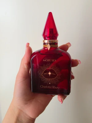 Charlotte Tilbury More Sex  - Parfymen är inte använd, nypris ligger runt 1770kr. Priset kan diskuteras, se sista bilden för parfym noter