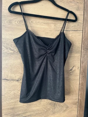 Glittrigt linne - Glitrig topp. Perfekt för fest eller bara till sommaren. Mycket bra skick. Det står inte storlek men jag skulle säga att den är i small.