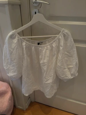 Vit blus från Kappahl - Superfin vit blus från Kappahl med puffiga, korta ärmar. Blusen är gjord i ett lätt och luftigt tyg, perfekt för en trendig och avslappnad look. Passar perfekt till jeans eller kjol för en fräsch stil.💓(skrynklig då den bara legat i garderoben)💞