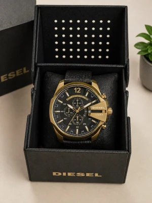 Diesel guldig klocka med svart läderband - Snygg klocka från Diesel med guldig boett och svart urtavla. Klockan har flera små urtavlor, tydliga guldiga markeringar och svart läderarmband med struktur. Perfekt accessoar för dig som vill sticka ut med stilren design och coola detaljer.