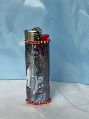 BLADEE//RED - lighter - ⭐️1st Refillable BIC MAXI LIGHTER med wrap & rhinestones ⭐️ ✨🤍 FREEBIES (godis & random stickers) ingår i alla beställningar över 70kr 🤍