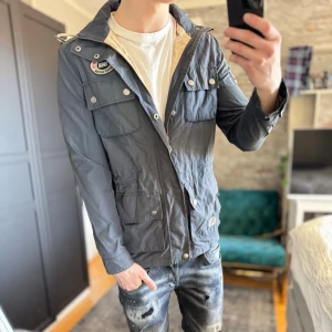 Morris jacka - Bra skick, använd men inga hål eller fläckar! Passar dig som är mellan 170-180cm ungefär. Modellen är 185 cm, 75kg. Sänkta priser på köp av fler varor! Skriv för mer information🤝